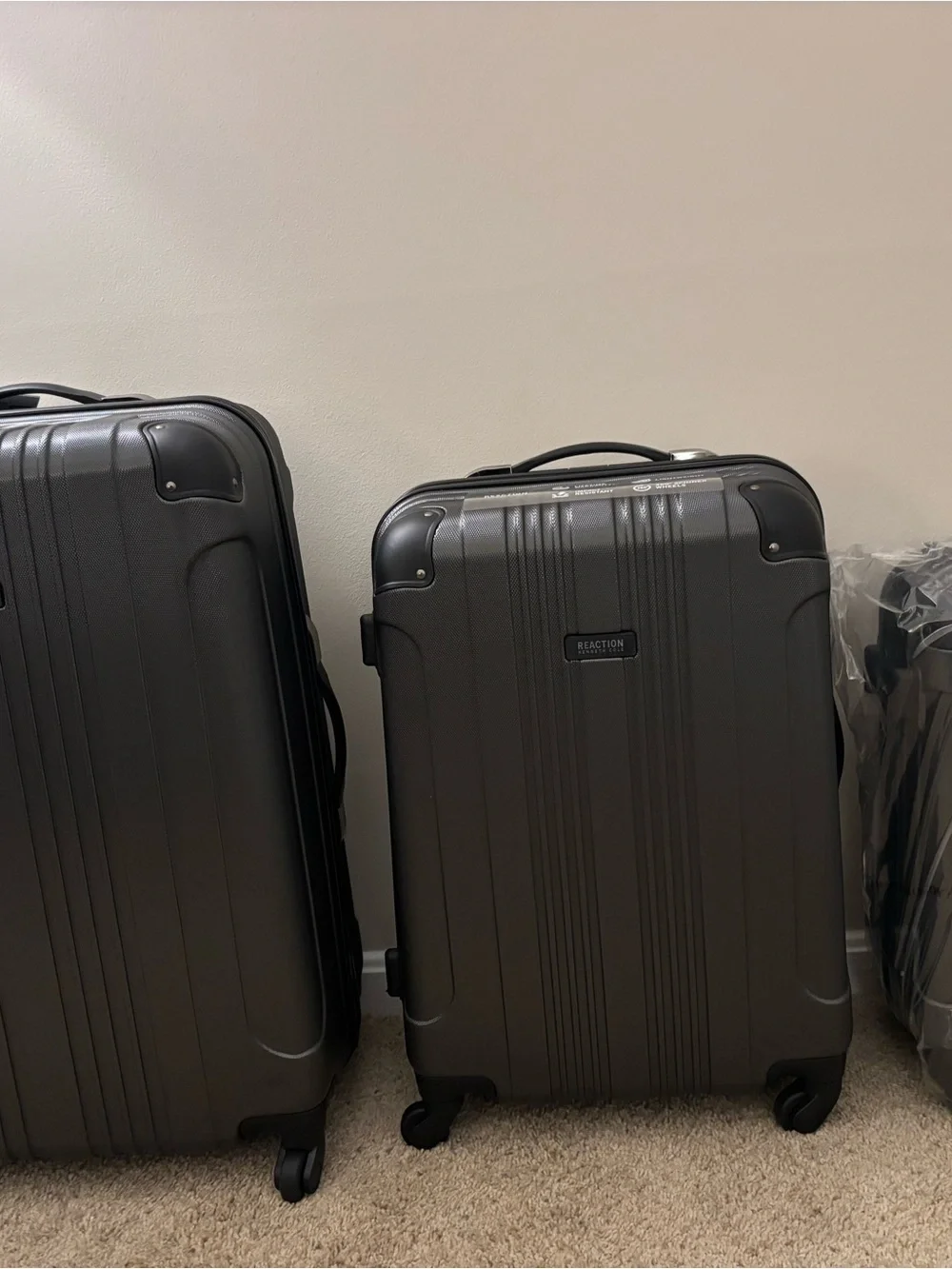Kenneth Cole REACTION “Out of Bounds” hardshell 4wheel luggage (3 piece set)